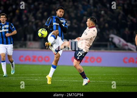 Stade Renato Dall'Ara, Bologne, Italie, 09 janvier 2023, Jose do Santos Ederson d'Atalanta entravé par Gary Medel de Bologne pendant le FC de Bologne contre Atalanta BC - le football italien Serie A match Banque D'Images