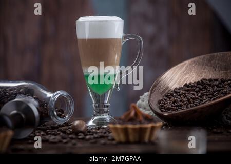 Café aromatique fraîchement infusé sur fond de grains de café et de biscuits crémeux. Ambiance café Banque D'Images