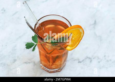 Verre avec jus de coing, tranche d'orange et un verre de paille à boire, Bavière, Allemagne Banque D'Images