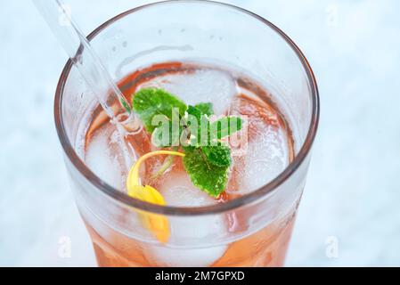 Verre avec jus de coing et paille de verre, Bavière, Allemagne Banque D'Images