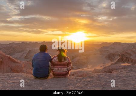 Coucher de soleil sur la vallée de la Lune, l'un des monuments d'Atacama au Chili, le désert le plus sec du monde Banque D'Images