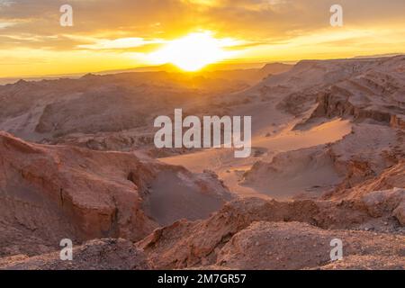 Coucher de soleil sur la vallée de la Lune, l'un des monuments d'Atacama au Chili, le désert le plus sec du monde Banque D'Images