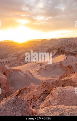 Coucher de soleil sur la vallée de la Lune, l'un des monuments d'Atacama au Chili, le désert le plus sec du monde Banque D'Images