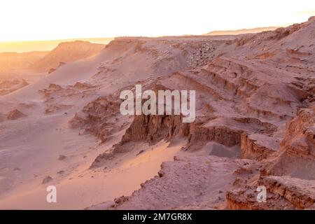 Coucher de soleil sur la vallée de la Lune, l'un des monuments d'Atacama au Chili, le désert le plus sec du monde Banque D'Images