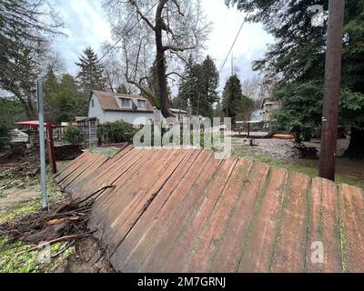 Felton, États-Unis. 09th janvier 2023. Vue générale sur le parc de pont couvert historique et le quartier de felton grove après la dernière tempête sur 9 janvier 2023. Les dommages causés par les inondations sont observés le long des rives de la rivière San Lorenzo après une pluie excessive et une tempête importante a traversé la région. Photo: Casey Flanigan/imageSPACE crédit: Imagespace/Alay Live News Banque D'Images