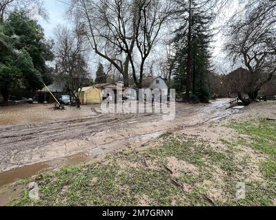 Felton, États-Unis. 09th janvier 2023. Vue générale sur le parc de pont couvert historique et le quartier de felton grove après la dernière tempête sur 9 janvier 2023. Les dommages causés par les inondations sont observés le long des rives de la rivière San Lorenzo après une pluie excessive et une tempête importante a traversé la région. Photo: Casey Flanigan/imageSPACE crédit: Imagespace/Alay Live News Banque D'Images