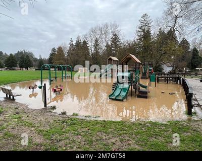 Felton, États-Unis. 09th janvier 2023. Vue générale sur le parc de pont couvert historique et le quartier de felton grove après la dernière tempête sur 9 janvier 2023. Des dégâts d'inondation sont vus alsong les rives de la rivière San Lorenzo après une pluie excessive et une tempête importante passé à travers la région. Photo: Casey Flanigan/imageSPACE/Sipa USA crédit: SIPA USA/Alay Live News Banque D'Images