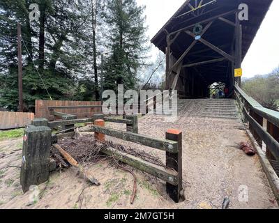 Felton, États-Unis. 09th janvier 2023. Vue générale sur le parc de pont couvert historique et le quartier de felton grove après la dernière tempête sur 9 janvier 2023. Les dommages causés par les inondations sont observés le long des rives de la rivière San Lorenzo après une pluie excessive et une tempête importante a traversé la région. Photo: Casey Flanigan/imageSPACE/Sipa USA crédit: SIPA USA/Alay Live News Banque D'Images