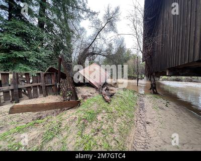 Felton, États-Unis. 09th janvier 2023. Vue générale sur le parc de pont couvert historique et le quartier de felton grove après la dernière tempête sur 9 janvier 2023. Les dommages causés par les inondations sont observés le long des rives de la rivière San Lorenzo après une pluie excessive et une tempête importante a traversé la région. Photo: Casey Flanigan/imageSPACE/Sipa USA crédit: SIPA USA/Alay Live News Banque D'Images