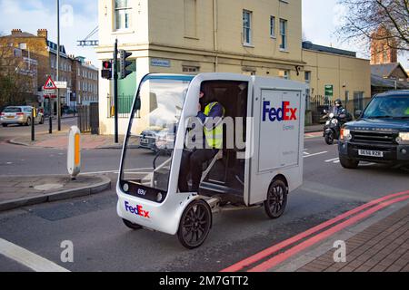 Véhicule de livraison de fret FedEx EAV à Oval, dans le sud de Londres. Electric Assisted Vehicles Limited (EAV), par le fabricant de micro-mobilité basé à Oxfordshire Banque D'Images