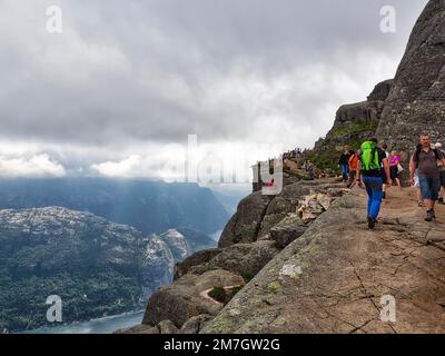 Foule, randonneurs sur la flèche de Preikestolen, touristes appréciant la vue sur le Lysefjord et les montagnes, Ryfylke, Rogaland, Norvège Banque D'Images