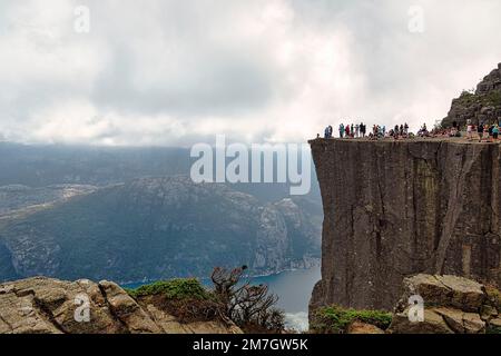 Foule, randonneurs sur la flèche de Preikestolen, touristes appréciant la vue sur le Lysefjord et les montagnes, Ryfylke, Rogaland, Norvège Banque D'Images