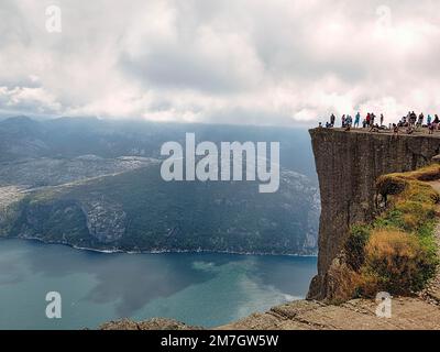 Foule, randonneurs sur la flèche de Preikestolen, touristes appréciant la vue sur le Lysefjord et les montagnes, Ryfylke, Rogaland, Norvège Banque D'Images