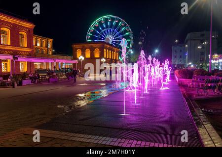 Lodz, Pologne - 29 septembre 2022 : néons de flamants roses dans la fontaine sur la place intérieure de Manufaktura la nuit, un centre artistique, un centre commercial, et Banque D'Images