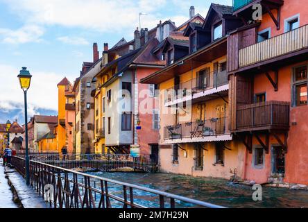 Quai et bâtiments résidentiels le long de la rivière Thiou, Annecy, France Banque D'Images