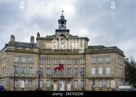 L'hôtel de ville d'Alençon en hiver par temps nuageux, Normandie, France, vous pouvez voir la devise de la République, 'liberté, Egalité, Fraternité' Banque D'Images