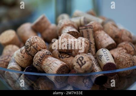 Bouchons de bouteilles de vin illustrés dans un bol en verre dans un hôtel de Sussex, Royaume-Uni. Banque D'Images