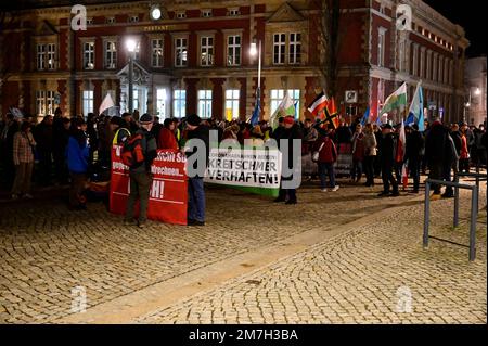 AM Postplatz fand am Montagabend erneut eine Kundgebung mit ca 300 Teilnehmern statt. Dabei hielten Personen unter anderem auch ein Plakat mit „Kretsc Banque D'Images