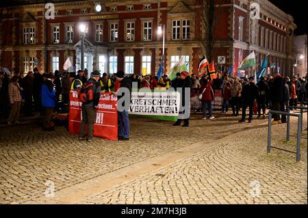 AM Postplatz fand am Montagabend erneut eine Kundgebung mit ca 300 Teilnehmern statt. Dabei hielten Personen unter anderem auch ein Plakat mit „Kretsc Banque D'Images