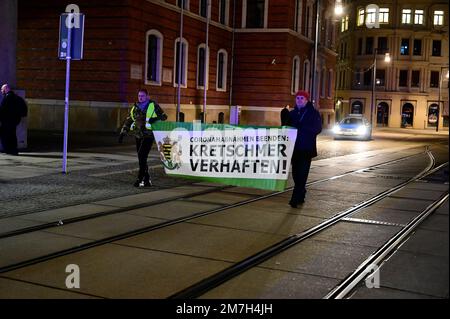 AM Postplatz fand am Montagabend erneut eine Kundgebung mit ca 300 Teilnehmern statt. Dabei hielten Personen unter anderem auch ein Plakat mit „Kretsc Banque D'Images