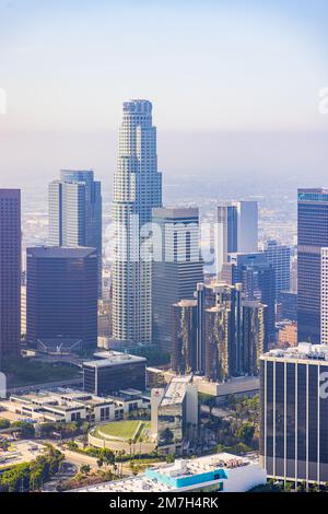 En fin de matinée, vue sur la ligne verticale du centre-ville de Los Angeles Banque D'Images