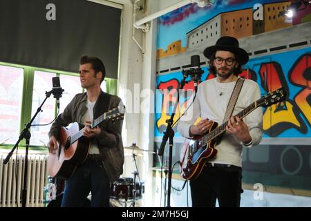 Hudson Taylor filme une session en studio à Brooklyn Banque D'Images