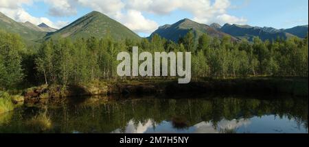 Paysage de montagne avec reflet dans le lac, reflet panoramique des montagnes du nord du Baikal dans le lac Banque D'Images