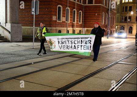 AM Postplatz fand am Montagabend erneut eine Kundgebung mit ca 300 Teilnehmern statt. Dabei hielten Personen unter anderem auch ein Plakat mit „Kretsc Banque D'Images