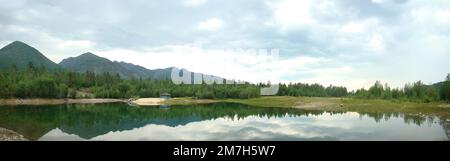 Paysage de montagne avec reflet dans le lac, reflet panoramique des montagnes du nord du Baikal dans le lac, panorama des montagnes dans le lac en s. Banque D'Images