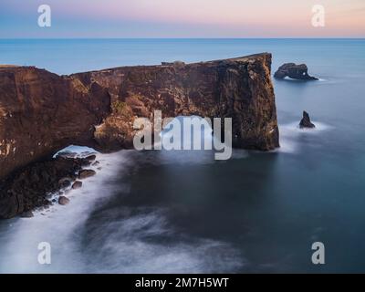 Dyrhólaey Arch exposition longue Islande Photographie Banque D'Images