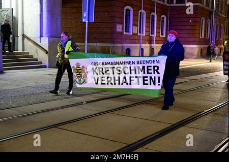 AM Postplatz fand am Montagabend erneut eine Kundgebung mit ca 300 Teilnehmern statt. Dabei hielten Personen unter anderem auch ein Plakat mit „Kretsc Banque D'Images