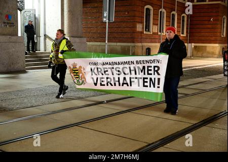 AM Postplatz fand am Montagabend erneut eine Kundgebung mit ca 300 Teilnehmern statt. Dabei hielten Personen unter anderem auch ein Plakat mit „Kretsc Banque D'Images