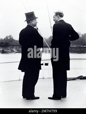 ÉTATS-UNIS Le président Theodore Roosevelt et le forestier en chef Gifford Pinchot à bord du Steamer Mississippi lors d'une visite de la Commission des voies navigables intérieures, Mississippi River, États-Unis Service forestier, octobre 1907 Banque D'Images