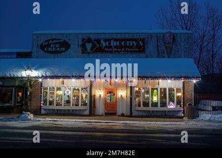 Bâtiment historique de 1903 Hans Thoen (un marchand général), maintenant Schoony's malt Shop et Pizzeria lors d'une soirée d'hiver à Taylors Falls, Minnesota, États-Unis. Banque D'Images