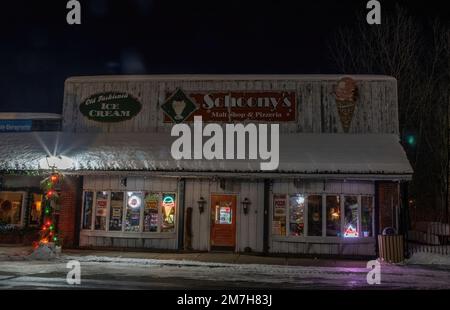 Bâtiment historique de 1903 Hans Thoen (un marchand général), maintenant Schoony's malt Shop et Pizzeria lors d'une soirée d'hiver à Taylors Falls, Minnesota, États-Unis. Banque D'Images