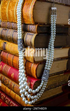 Pile de livres avec perals Banque D'Images