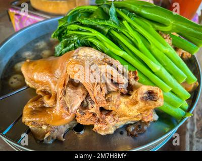 Viande de porc piquée avec sauce douce nourriture chinoise ou cuisine thaïlandaise asiatique viande de porc piquée dans le bol vapeur avec œufs kale de légumes Banque D'Images