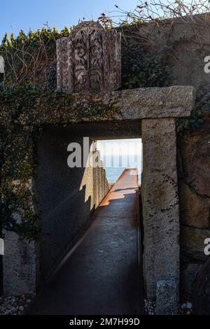 Jardin de l'Observatoire d'Enoura basé sur le concept d'un retour aux origines de l'humanité et de l'art, l'Observatoire d'Enoura a été créé sur un site pittoresque Banque D'Images