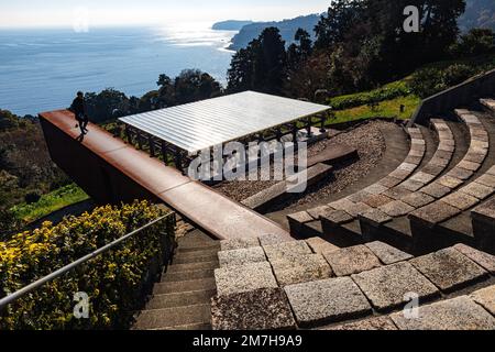 Jardin de l'Observatoire d'Enoura basé sur le concept d'un retour aux origines de l'humanité et de l'art, l'Observatoire d'Enoura a été créé sur un site pittoresque Banque D'Images