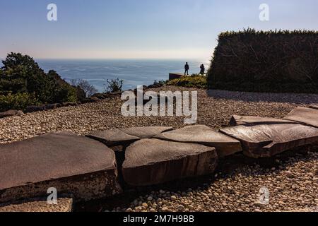 Jardin de l'Observatoire d'Enoura basé sur le concept d'un retour aux origines de l'humanité et de l'art, l'Observatoire d'Enoura a été créé sur un site pittoresque Banque D'Images