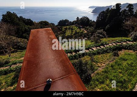 Jardin de l'Observatoire d'Enoura basé sur le concept d'un retour aux origines de l'humanité et de l'art, l'Observatoire d'Enoura a été créé sur un site pittoresque Banque D'Images