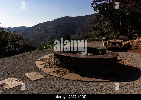 Jardin de l'Observatoire d'Enoura basé sur le concept d'un retour aux origines de l'humanité et de l'art, l'Observatoire d'Enoura a été créé sur un site pittoresque Banque D'Images