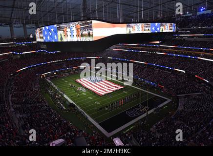 Inglewood, États-Unis. 09th janvier 2023. Un drapeau américain est porté sur le terrain avant le début du championnat national de football du Collège NCAA 2023 entre la Géorgie et la TCU au stade SOFI à Inglewood, Californie, lundi, 9 janvier 2023. Photo de Jon SooHoo/UPI crédit: UPI/Alay Live News Banque D'Images