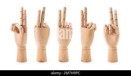 Mains de mannequin en bois faisant signe de paix sur fond blanc. Angles différents. Gestes. Banque D'Images