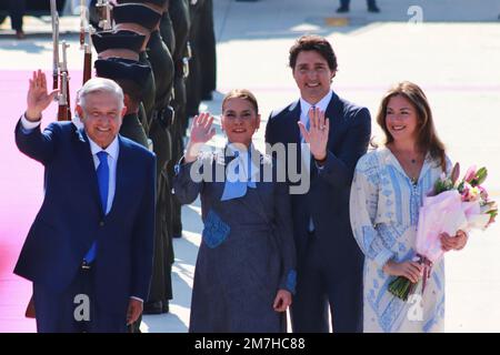 09 janvier 2023 à Mexico, Mexique: Président du Mexique; Andres Manuel Lopez Obrador accompagné de son épouse Beatriz Gutierrez Müeller, souhaite la bienvenue au Premier ministre canadien Justin Trudeau et à son épouse Sophie Gregoire Trudeau, à l'aéroport international Felipe Angeles, pour assister aux dirigeants du Sommet nord-américain de 10th. Sur 09 janvier 2023 à Mexico, Mexique. (Photo de Carlos Santiago/Eyepix Group) Banque D'Images