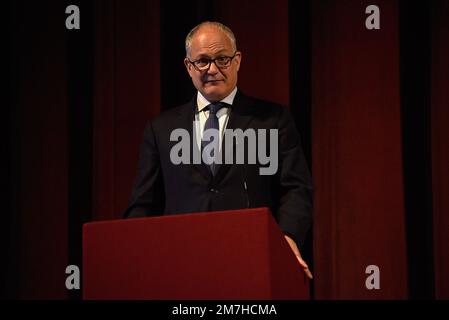 Rome, Italie. 09th janvier 2023. Le maire de Rome, Roberto Gualtieri, parle sur scène lors de la présentation du livre "sagesse et audace", qui rassemble 56 discours de l'ancien président du Parlement européen, David Sassoli, décédé le 11 janvier 2022. Crédit : SOPA Images Limited/Alamy Live News Banque D'Images