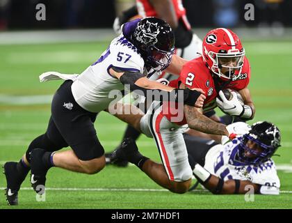 Inglewood, États-Unis. 09th janvier 2023. Johnny Hodges, linebacker de la TCU Horned Frogs, s'attaque aux Bulldogs de Géorgie qui ont fait marche arrière à Kendall Milton dans le premier trimestre du championnat national de football du Collège NCAA 2023 entre la Géorgie et la TCU, au stade SOFI d'Inglewood, en Californie, lundi, 9 janvier 2023. Photo de Mike Goulding/UPI crédit: UPI/Alay Live News Banque D'Images