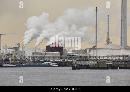 Port de pétrole industriel et installations fumeurs en arrière-plan Banque D'Images