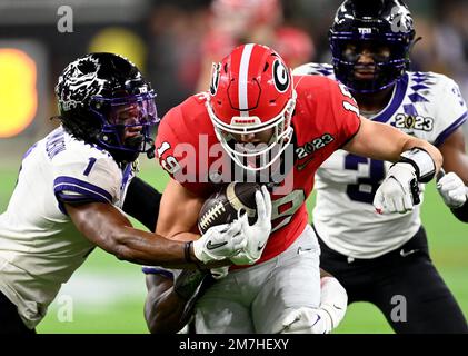 Inglewood, États-Unis. 09th janvier 2023. Georgia Bulldogs Tight End Brock Bowers porte le football au deuxième trimestre contre les grenouilles à cornes de la TCU au championnat national de football de l'université NCAA 2023 entre la Géorgie et la TCU au stade SOFI à Inglewood, Californie, lundi, 9 janvier 2023. Photo de Mike Goulding/UPI crédit: UPI/Alay Live News Banque D'Images