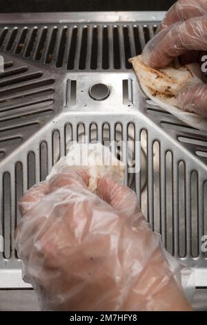 nettoyage d'une hotte à filtre huileux à partir d'un ventilateur de cuisine à la verticale Banque D'Images